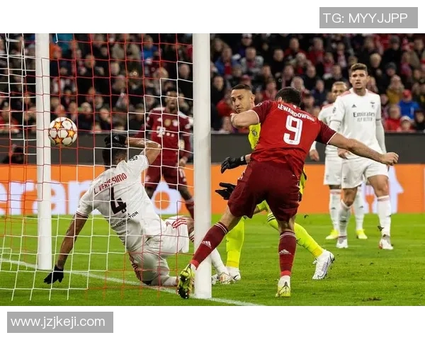 莱万回归安联球场引发拜仁球迷愤怒声讨：背叛与忘恩负义的对决